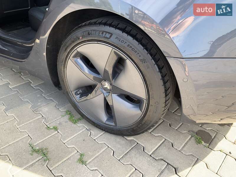 Седан Tesla Model 3 2019 в Іршаві
