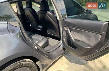 Седан Tesla Model 3 2019 в Іршаві