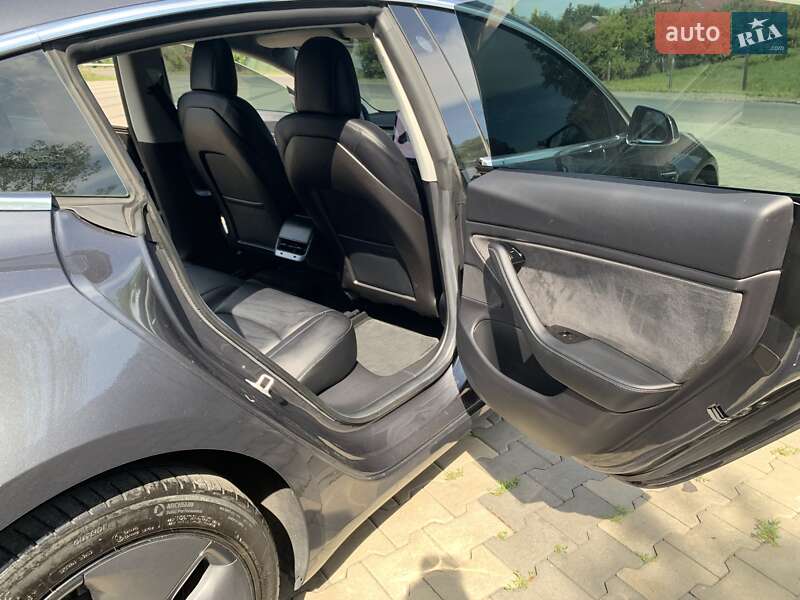 Седан Tesla Model 3 2019 в Іршаві