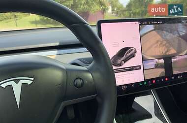 Седан Tesla Model 3 2019 в Іршаві