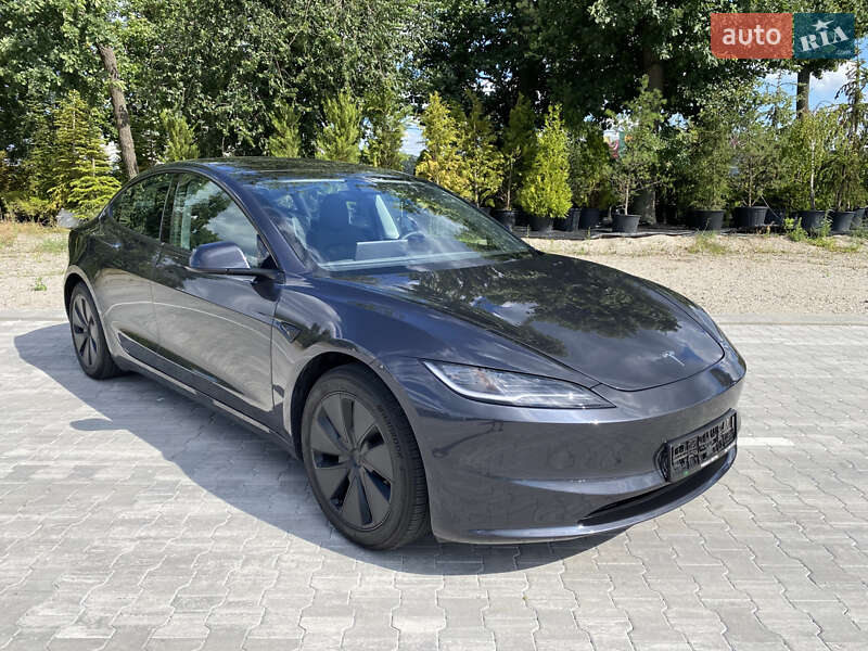 Седан Tesla Model 3 2024 в 