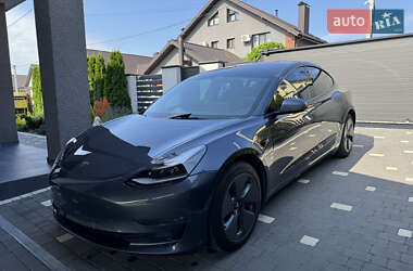 Седан Tesla Model 3 2022 в 