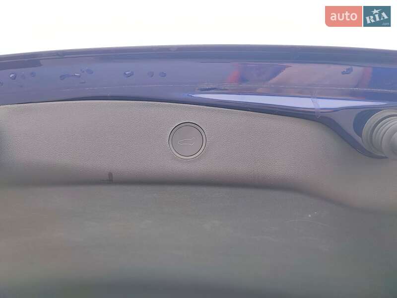 Седан Tesla Model 3 2023 в Киеве