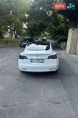 Седан Tesla Model 3 2022 в 