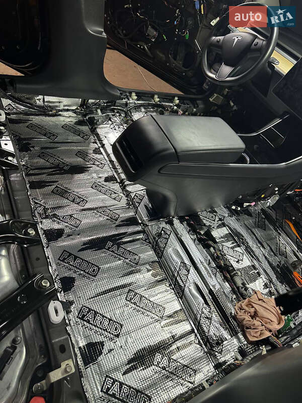 Седан Tesla Model 3 2018 в Львове