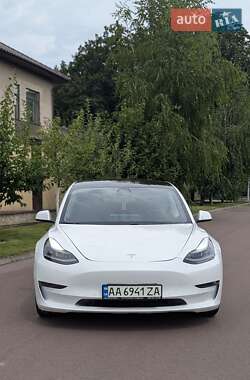 Седан Tesla Model 3 2021 в 