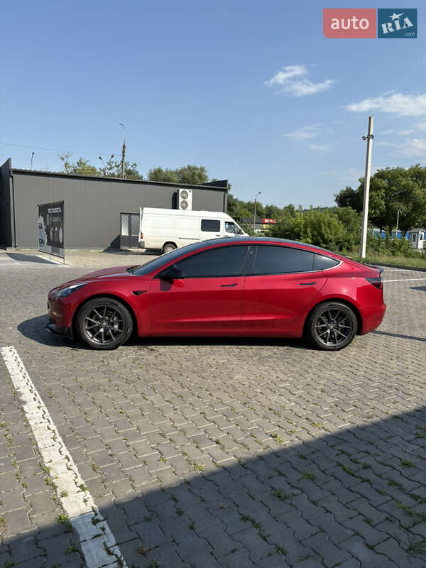 Седан Tesla Model 3 2021 в Черновцах