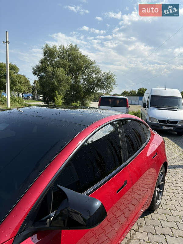 Седан Tesla Model 3 2021 в Черновцах