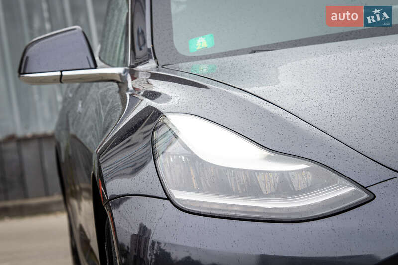 Седан Tesla Model 3 2019 в Львові