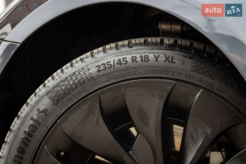 Седан Tesla Model 3 2019 в Львові