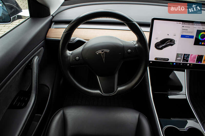 Седан Tesla Model 3 2019 в Львові