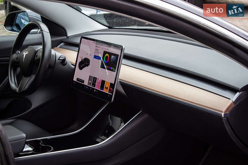 Седан Tesla Model 3 2019 в Львові