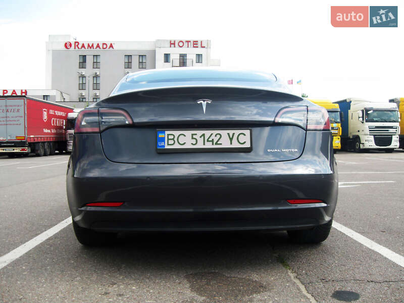 Седан Tesla Model 3 2018 в Львове