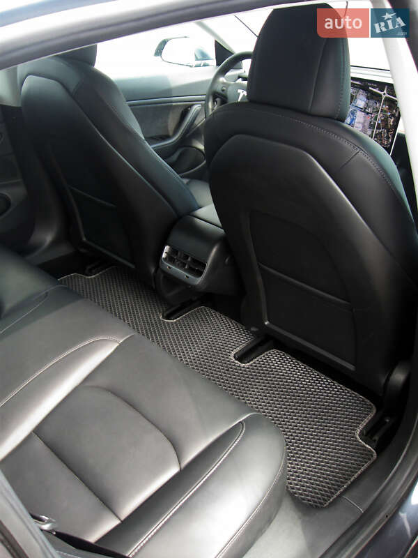 Седан Tesla Model 3 2018 в Львове