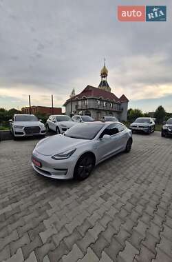 Седан Tesla Model 3 2018 в Ужгороде