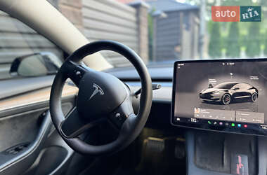 Седан Tesla Model 3 2022 в 