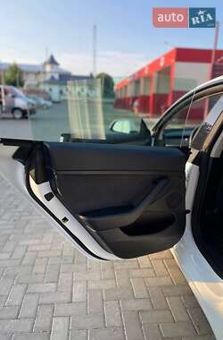 Седан Tesla Model 3 2022 в 