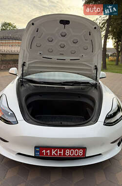 Седан Tesla Model 3 2023 в 