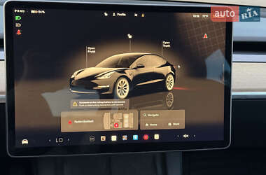 Седан Tesla Model 3 2022 в 