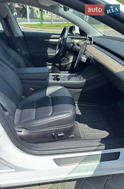 Седан Tesla Model 3 2022 в 