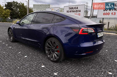 Седан Tesla Model 3 2022 в 