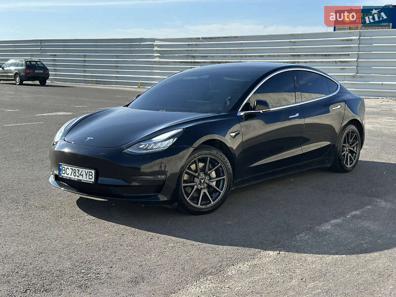 Седан Tesla Model 3 2019 в Львове