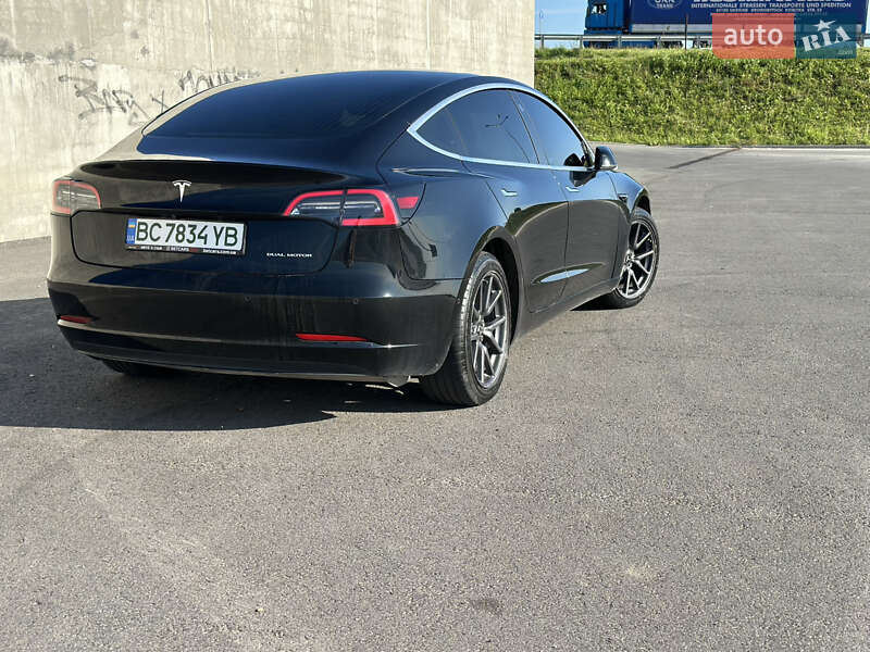 Седан Tesla Model 3 2019 в Львове