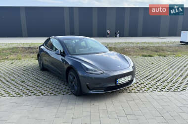Седан Tesla Model 3 2022 в 