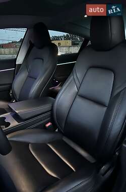 Седан Tesla Model 3 2023 в 