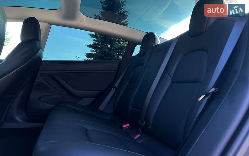 Седан Tesla Model 3 2020 в Львові