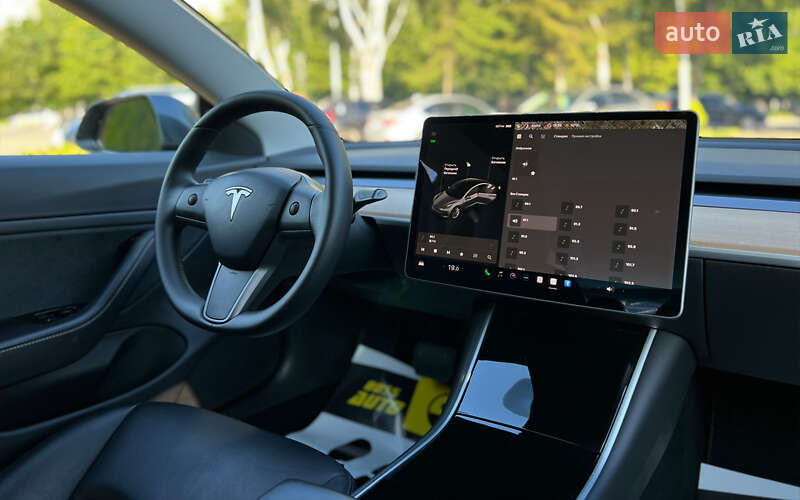 Седан Tesla Model 3 2020 в Львові