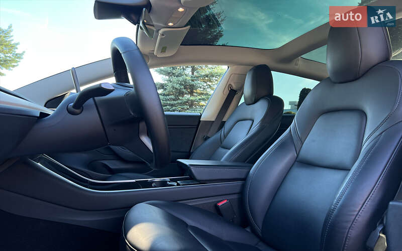 Седан Tesla Model 3 2020 в Львові