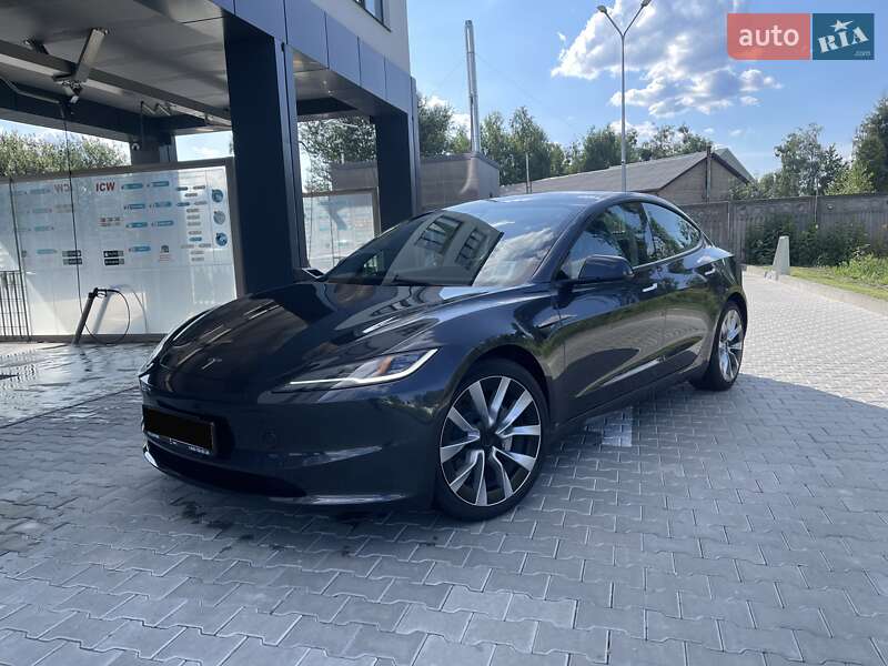 Седан Tesla Model 3 2024 в 