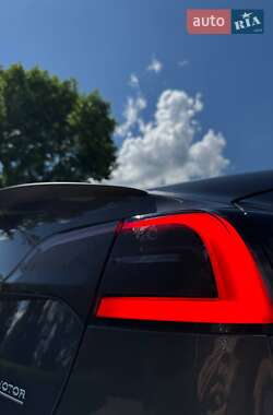 Седан Tesla Model 3 2023 в 
