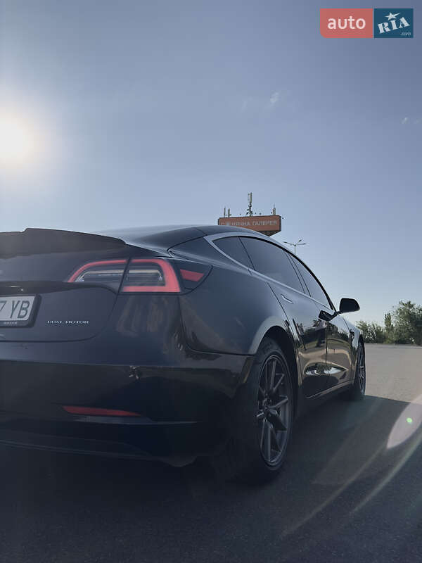 Седан Tesla Model 3 2018 в Кривом Роге
