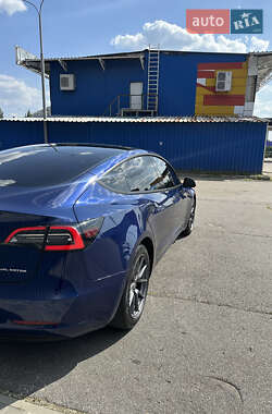 Седан Tesla Model 3 2022 в 