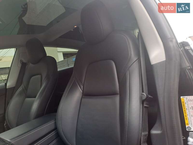 Седан Tesla Model 3 2021 в Львові