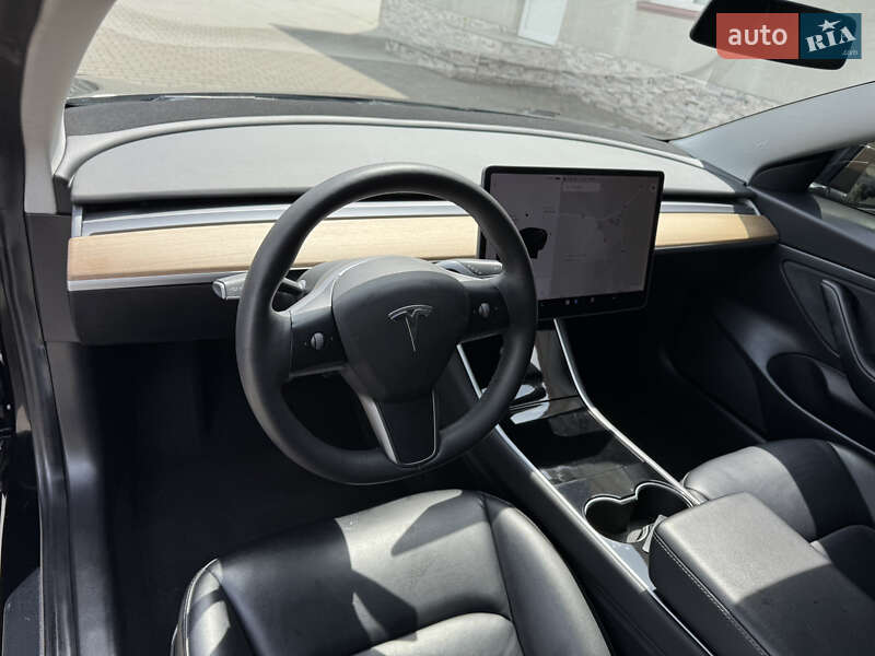 Седан Tesla Model 3 2019 в Луцке