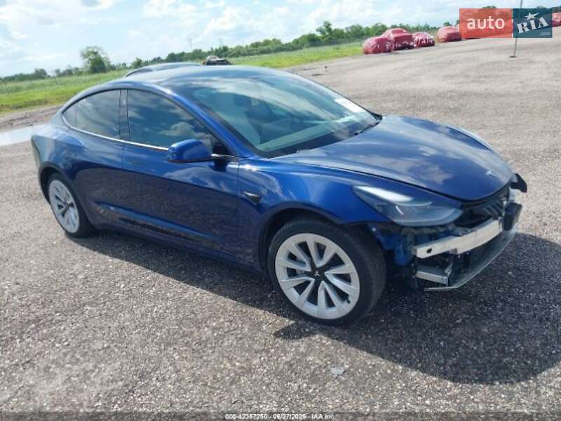 Седан Tesla Model 3 2022 в 
