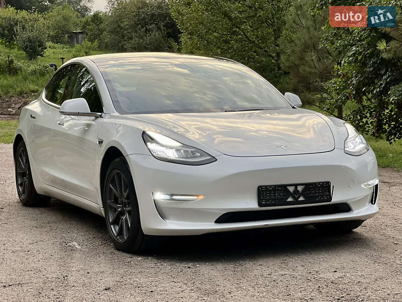Седан Tesla Model 3 2021 в 
