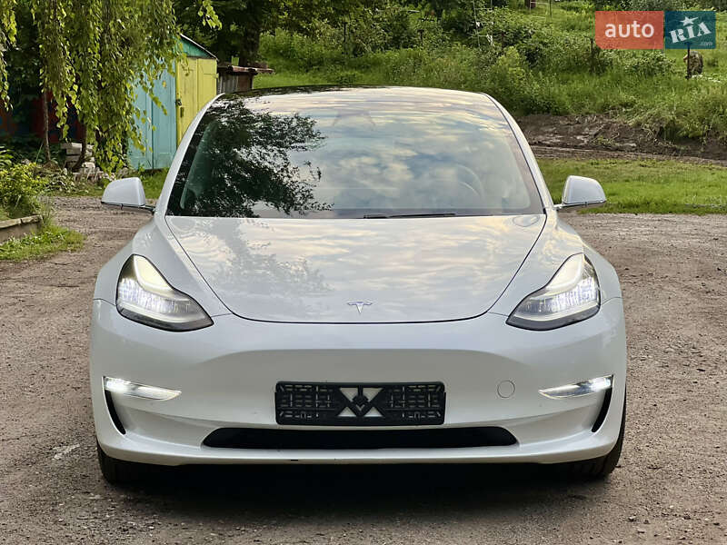 Седан Tesla Model 3 2021 в Валках