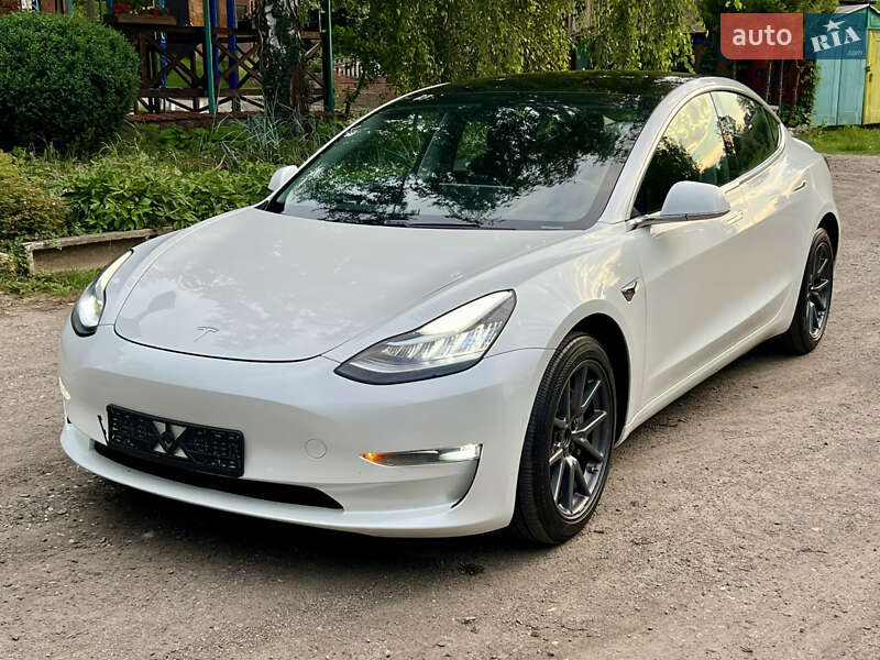 Седан Tesla Model 3 2021 в Валках