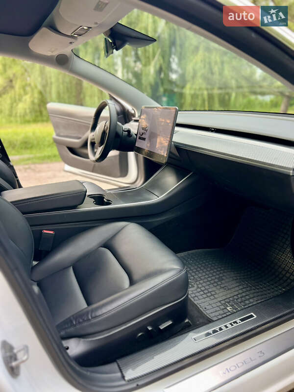 Седан Tesla Model 3 2021 в Валках