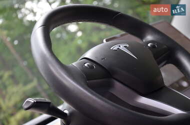 Седан Tesla Model 3 2020 в 