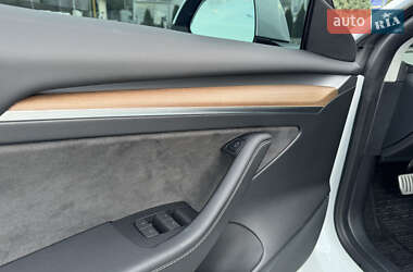Седан Tesla Model 3 2022 в 