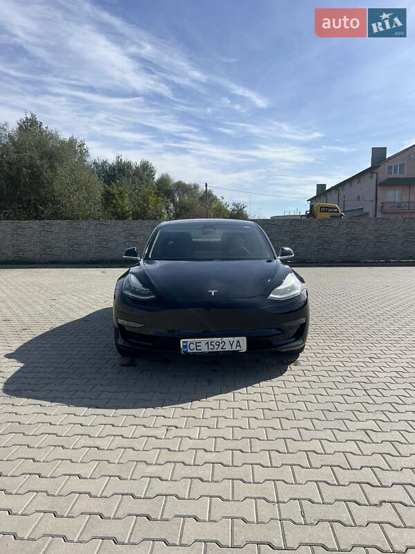 Седан Tesla Model 3 2019 в Чернівцях