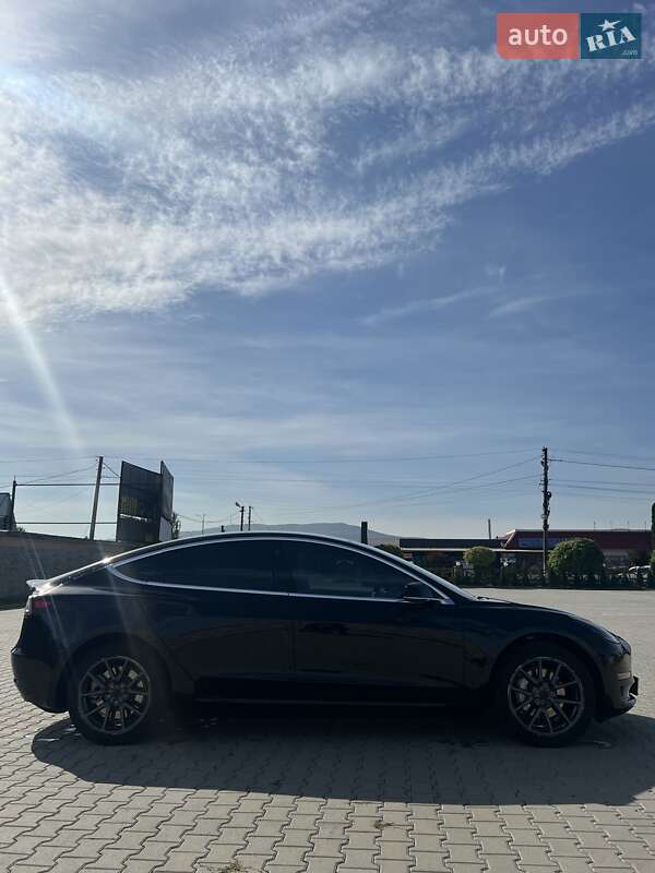 Седан Tesla Model 3 2019 в Чернівцях