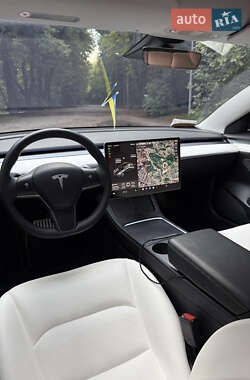 Седан Tesla Model 3 2021 в 