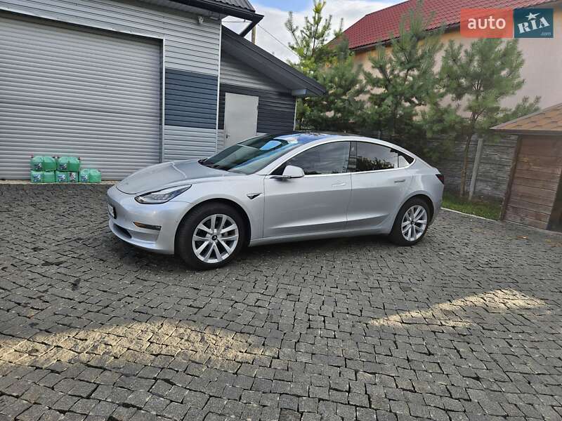 Седан Tesla Model 3 2018 в Львове