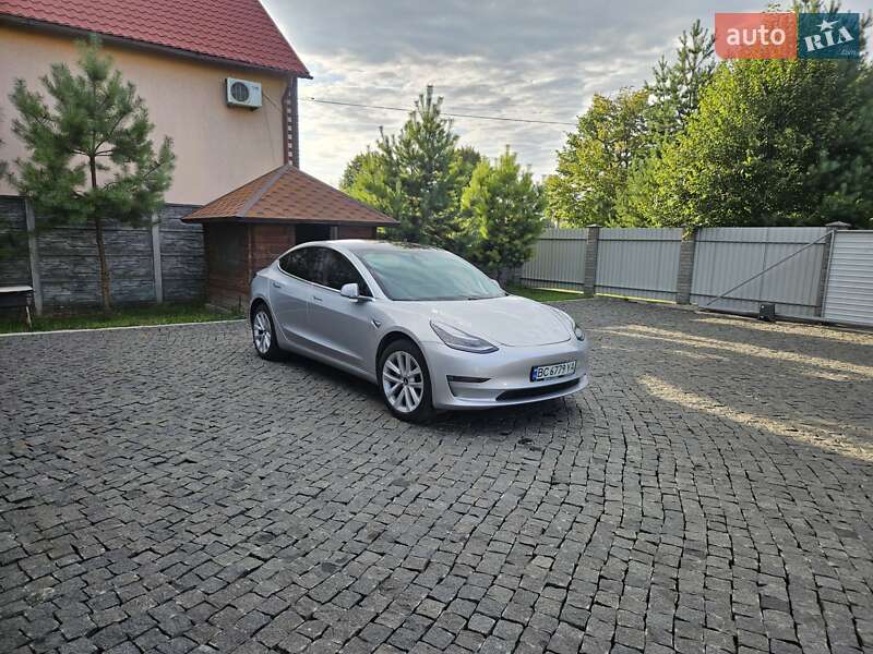 Седан Tesla Model 3 2018 в Львове